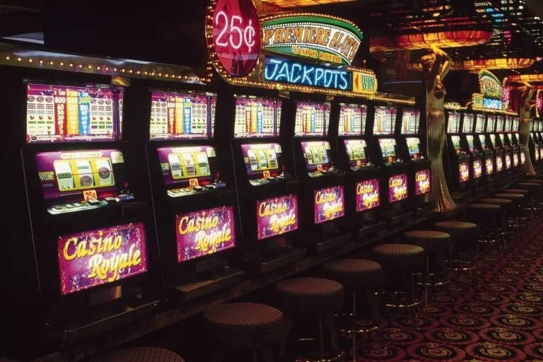 A mobile-friendly sports and entertainment screen for bed 786 visitors